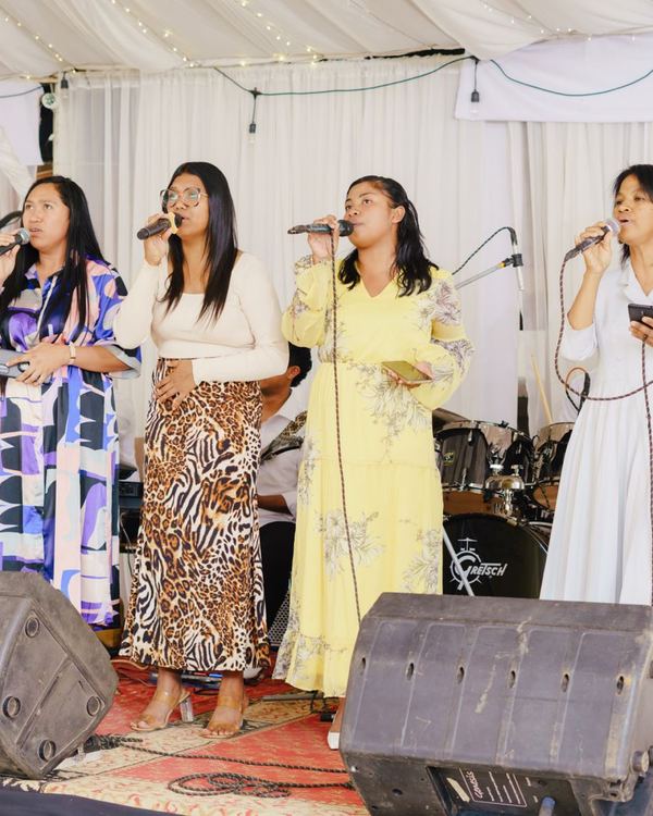 Les chanteurs de Blessing Revival alignés au micro lors d'une réception