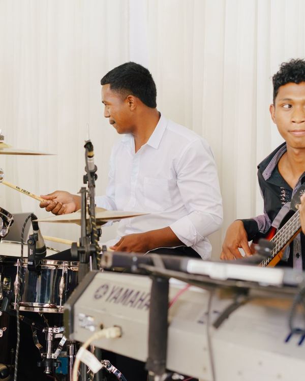 Le batteur et le bassiste pendant une cérémonie