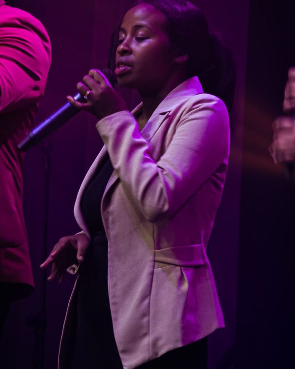 Chanteuse en solo au micro