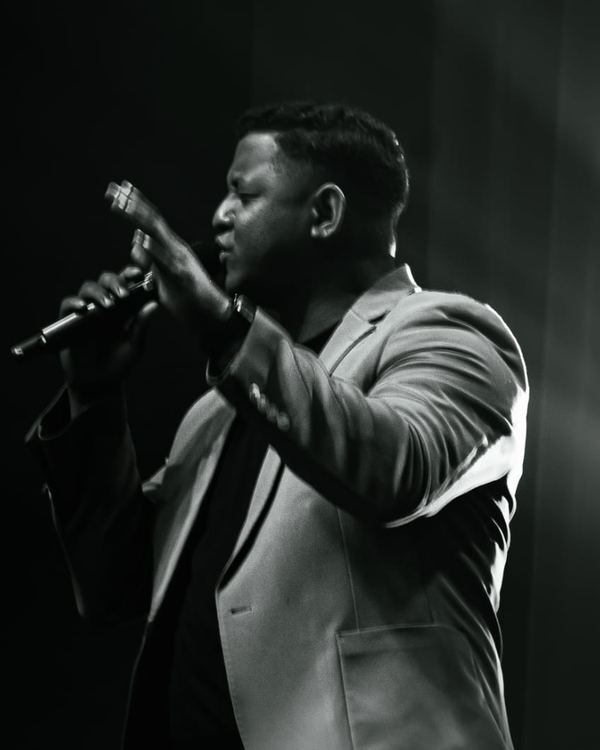 Portrait en noir et blanc d'un chanteur lead