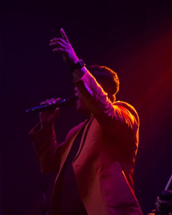 Chanteur bras levé pendant l'adoration
