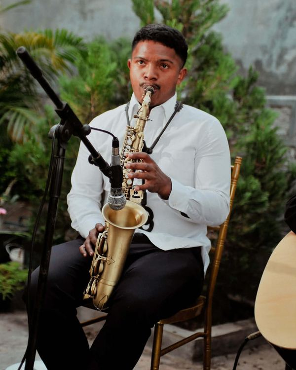 Saxophoniste en prestation dans un jardin