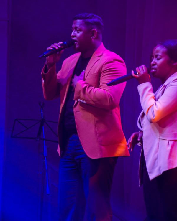 Duo de chanteurs sur scène