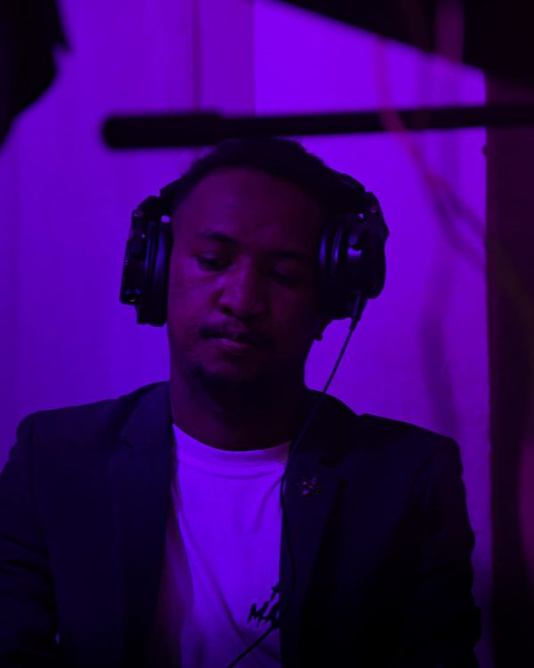 Claviériste au casque sur le plateau