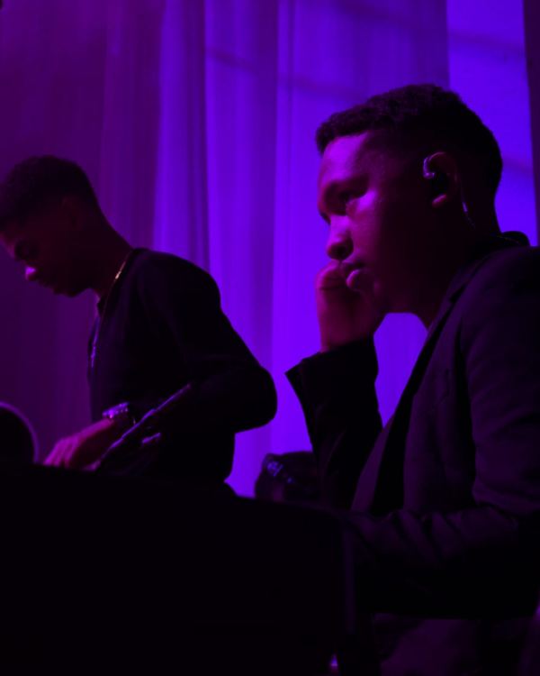 Musiciens du groupe en fond de scène