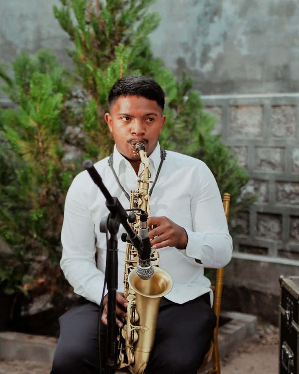 Saxophoniste et guitariste en extérieur