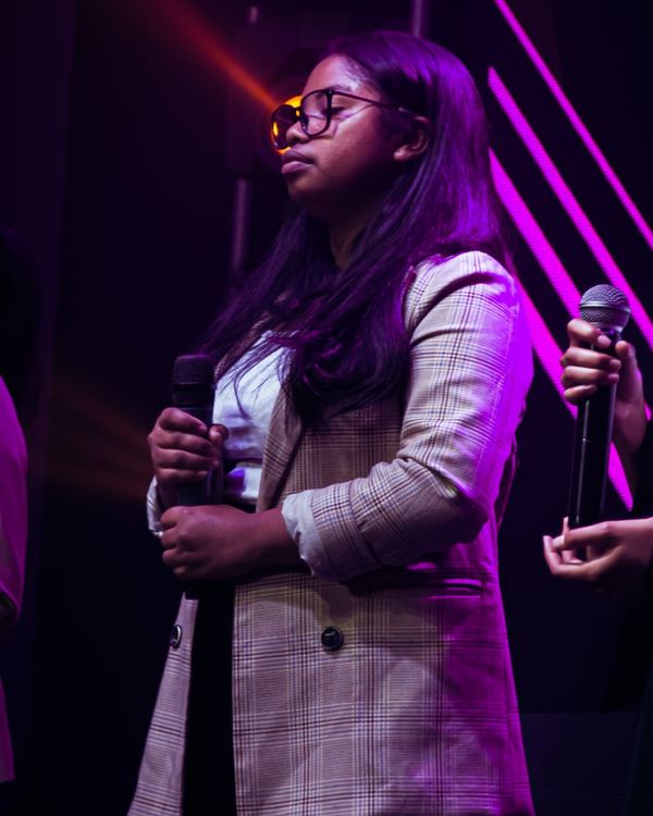 Choriste sur le plateau lumineux