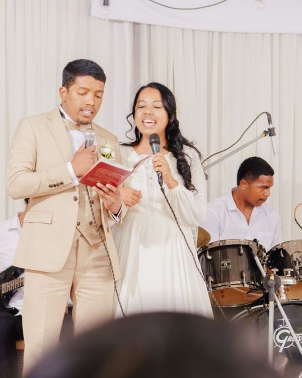Les mariés chantent accompagnés par le groupe sous le chapiteau