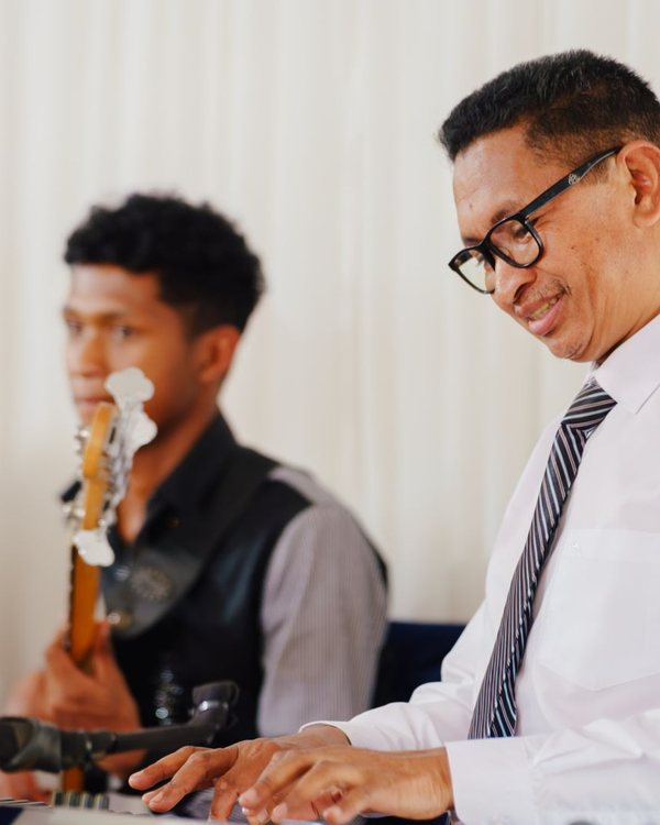 Le guitariste et le claviériste pendant la cérémonie de mariage