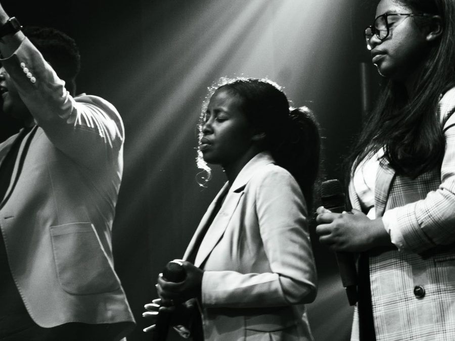 Chanteurs en pleine adoration