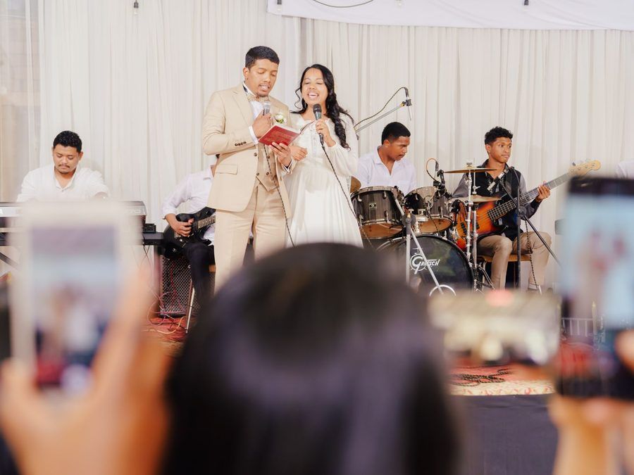 Les mariés chantent accompagnés par le groupe