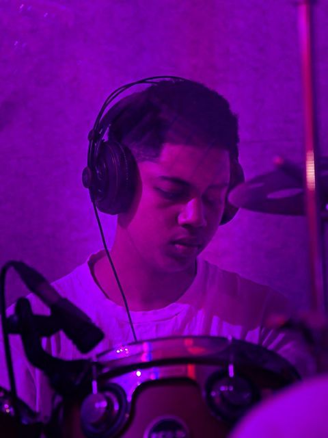 Batteur de Blessing Revival sur scène