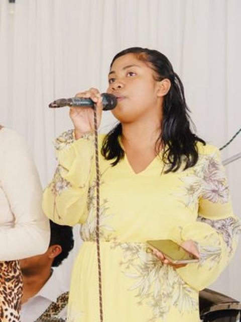 Choriste de Blessing Revival lors d'une cérémonie