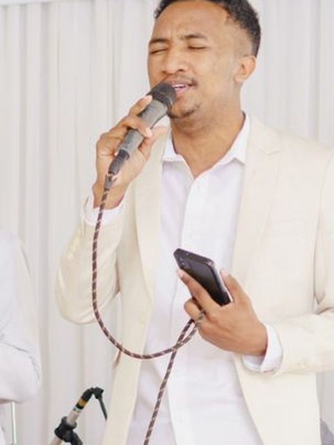 Chanteur de Blessing Revival lors d'une cérémonie