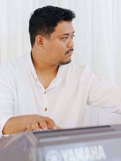 Claviériste de Blessing Revival au synthétiseur