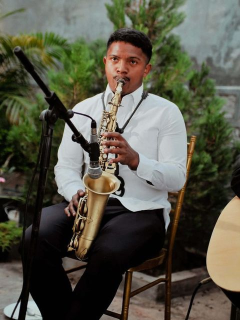 Saxophoniste de Blessing Revival en extérieur